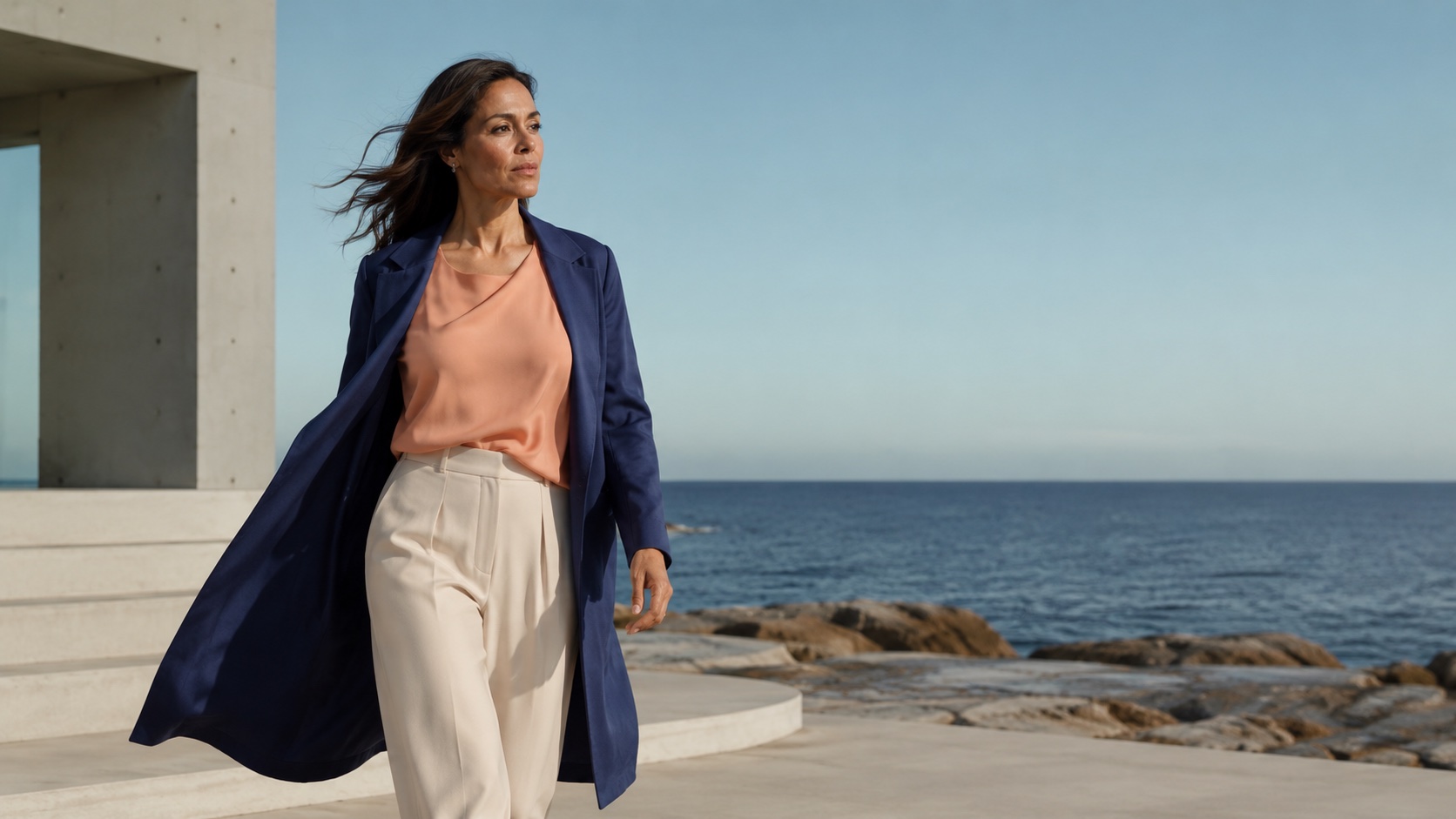 Mujer en movimiento frente al mar